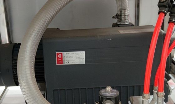 Удаление газа из контейнера для курицы, рыбы и овощей в упаковках с измененной атмосферой