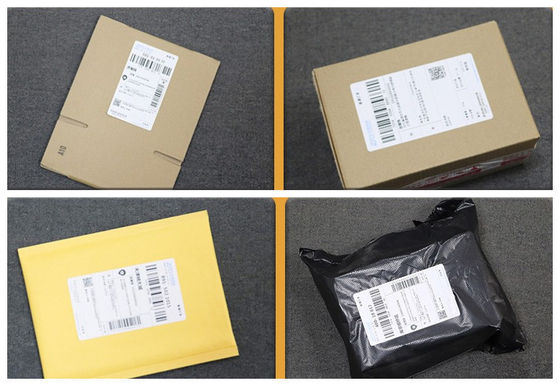 Большая квадратная коробка из картона с продуктами питания с клеем и закрывающей лентой