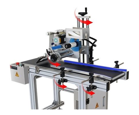 Большая квадратная коробка из картона с продуктами питания с клеем и закрывающей лентой