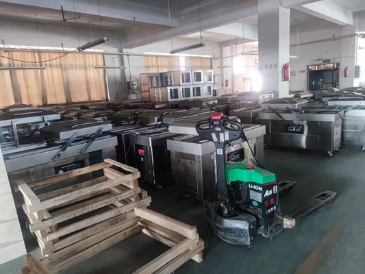 Химическая упаковка сделана легкой с помощью полуавтоматической двойной вакуумной уплотнительной машины